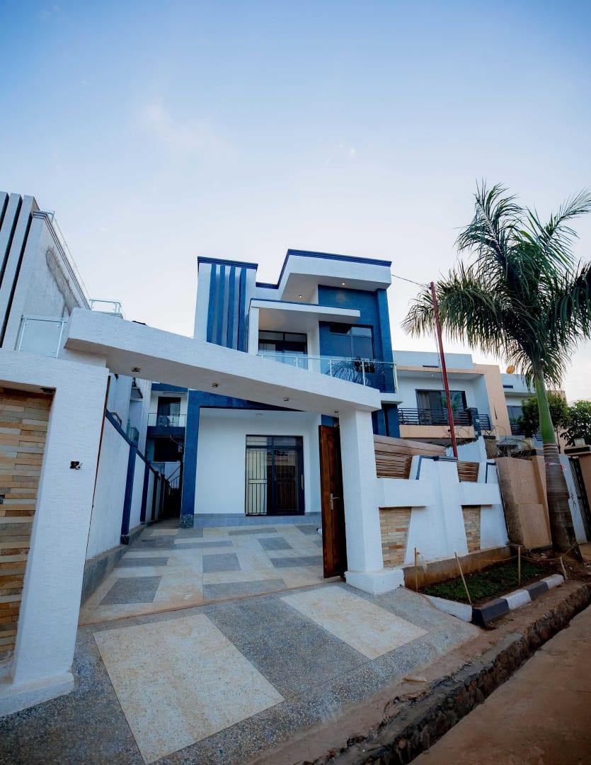Luxury 5-Bedroom Lakeside Villa in Rubav